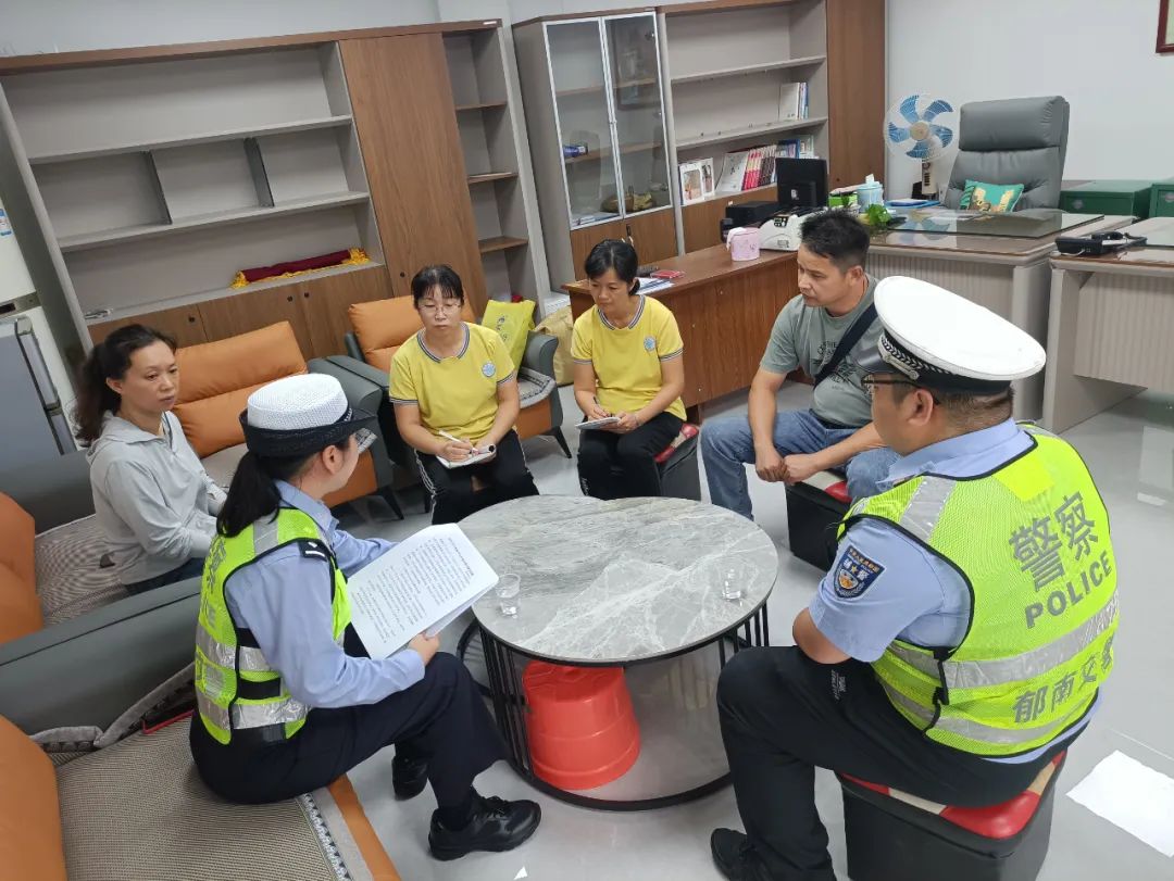 云浮交警專項檢查校車126輛,切實護航師生出行安全 圖片