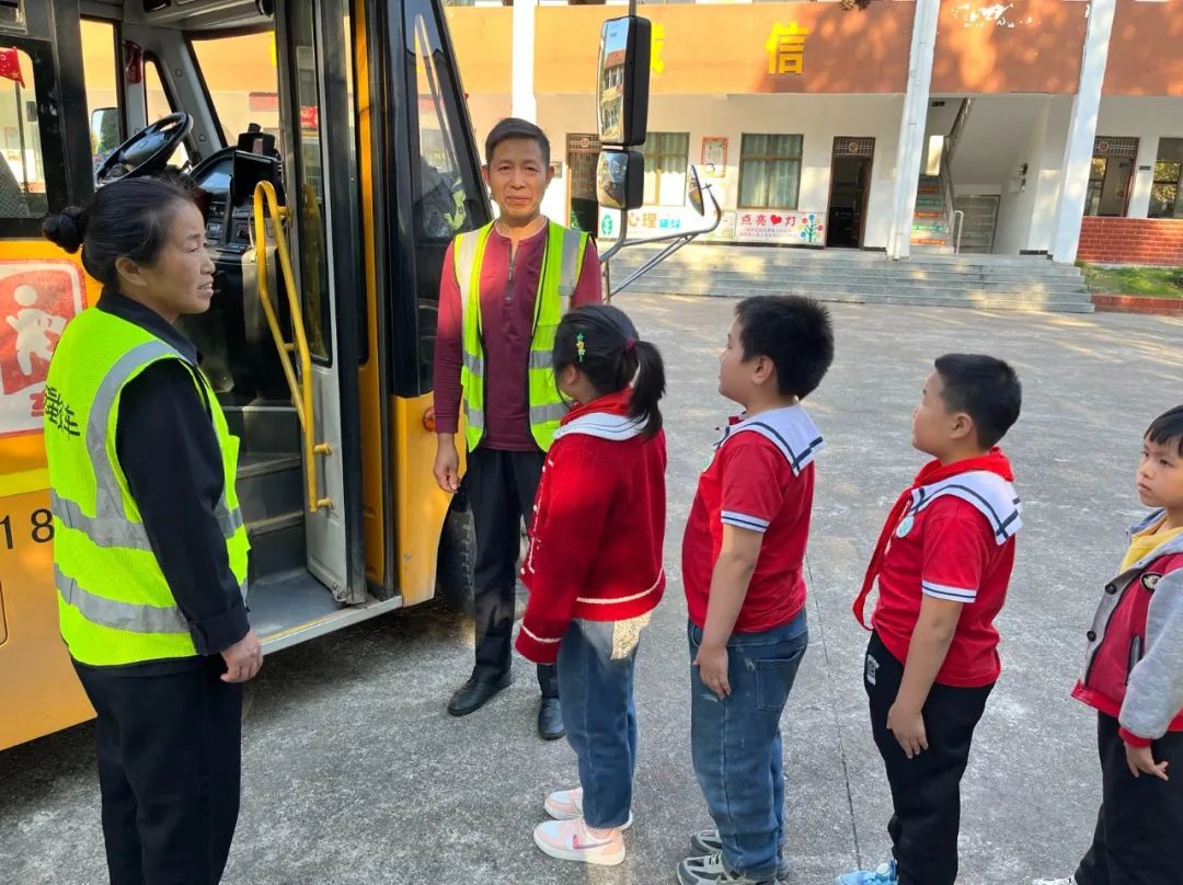 蘆河校區開展校車逃生應急疏散演練活動/ 圖片
