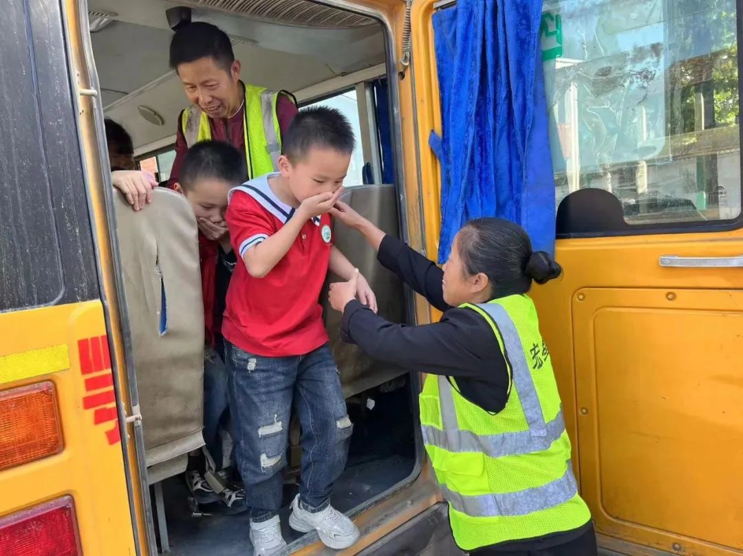 蘆河校區開展校車逃生應急疏散演練活動/ 圖片