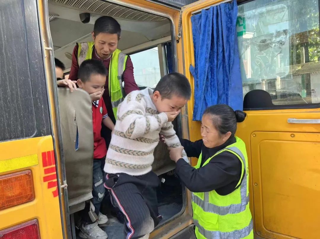 蘆河校區開展校車逃生應急疏散演練活動/ 圖片