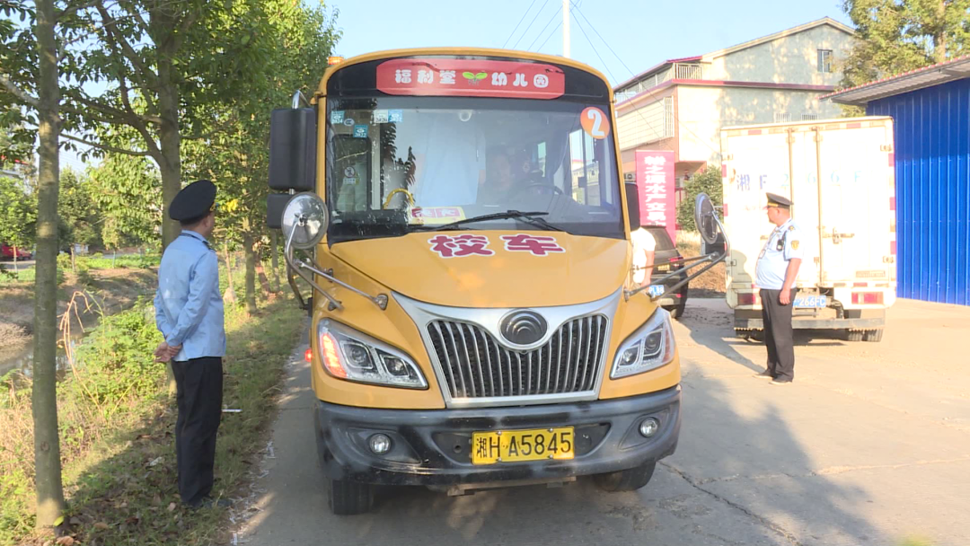 南縣:多部門聯合開展“不禮讓校車”違法行為整治勸導行動 圖片