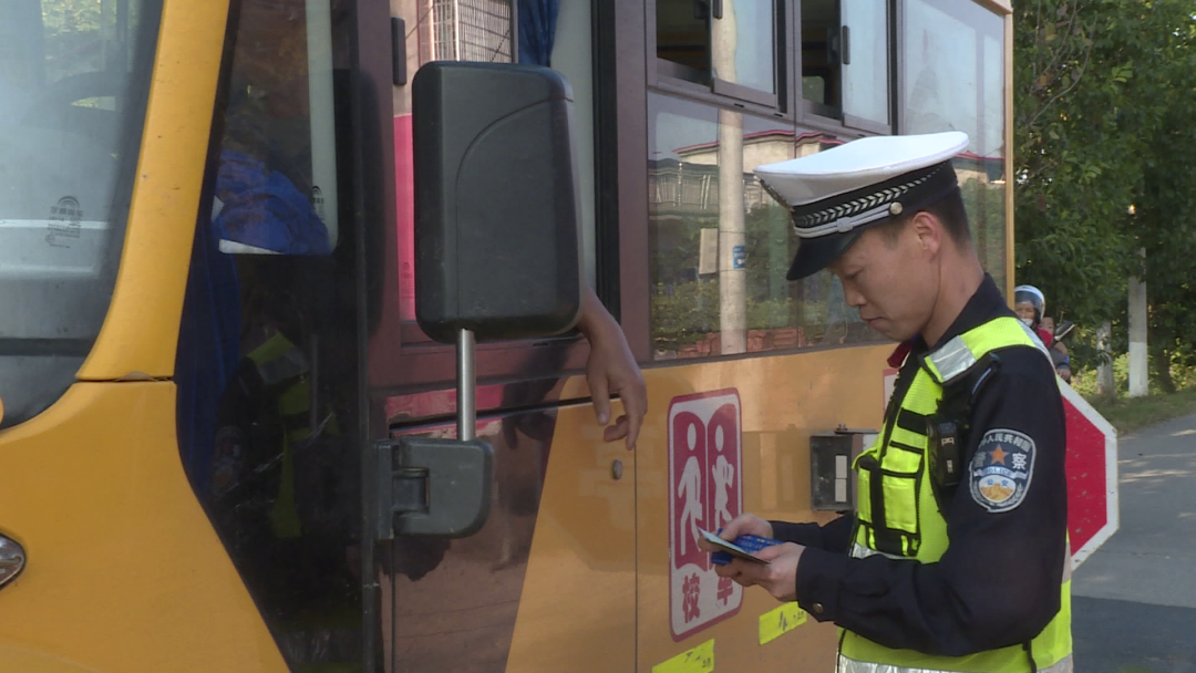 南縣:多部門聯合開展“不禮讓校車”違法行為整治勸導行動 圖片