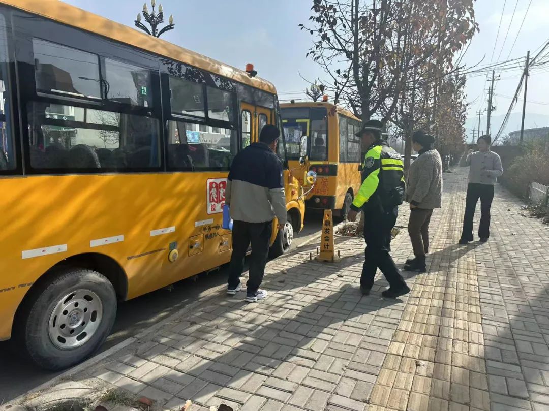 我的崗位我負責 | 化隆交警深入轄區幼兒園開展校車安全大檢查 圖片