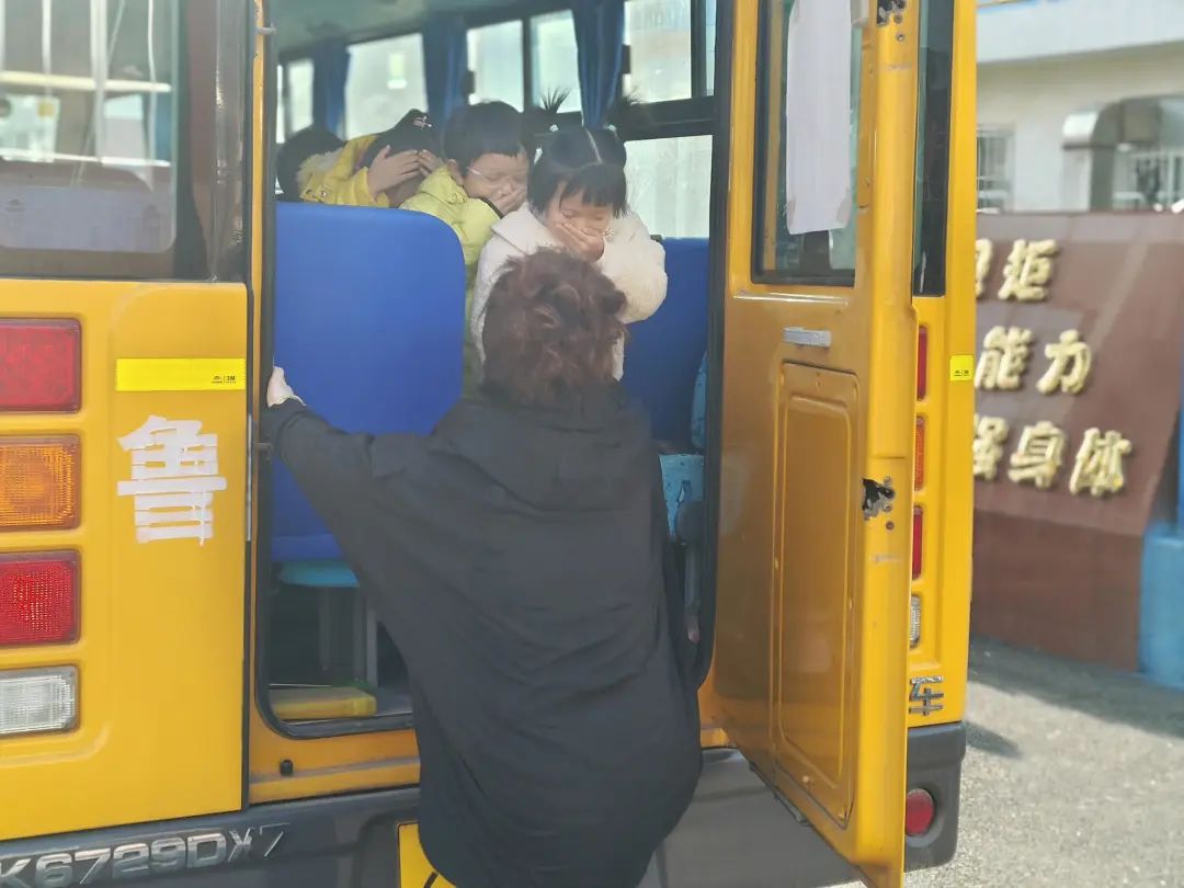 安全“童”行,用心護航——潮水鎮中心幼兒園校車應急疏散演練 圖片
