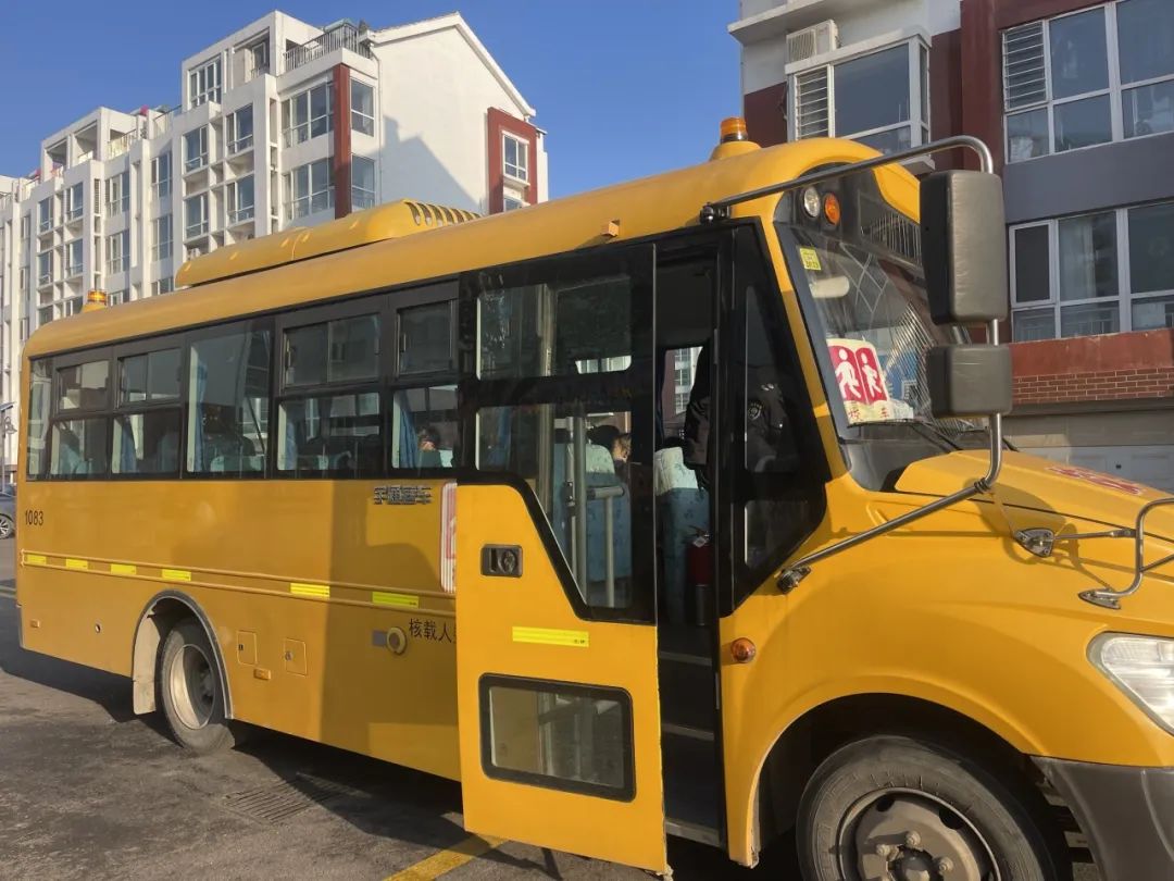 安全“童”行,用心護航——潮水鎮中心幼兒園校車應急疏散演練 圖片