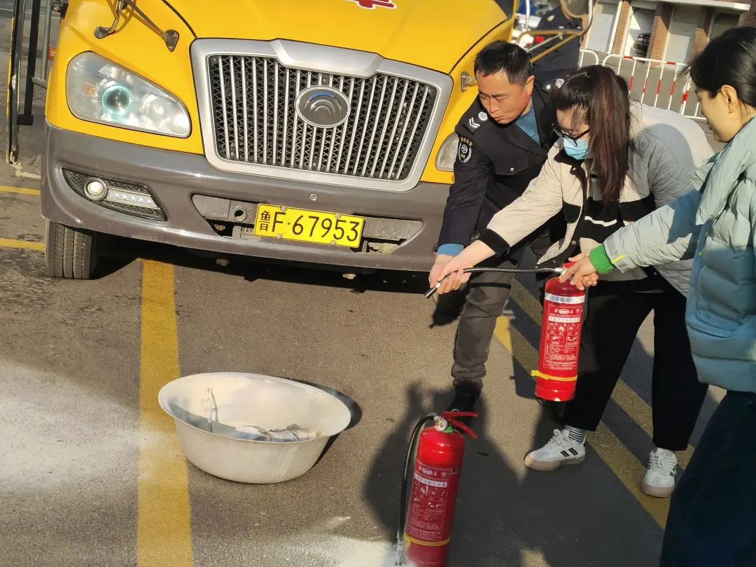 安全“童”行,用心護航——潮水鎮中心幼兒園校車應急疏散演練 圖片