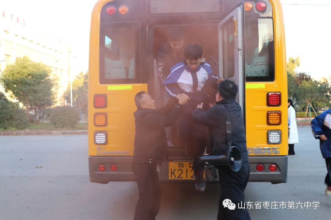 【全環境立德樹人】山東省棗莊市第六中學校車安全應急演練活動圓滿完成 圖片