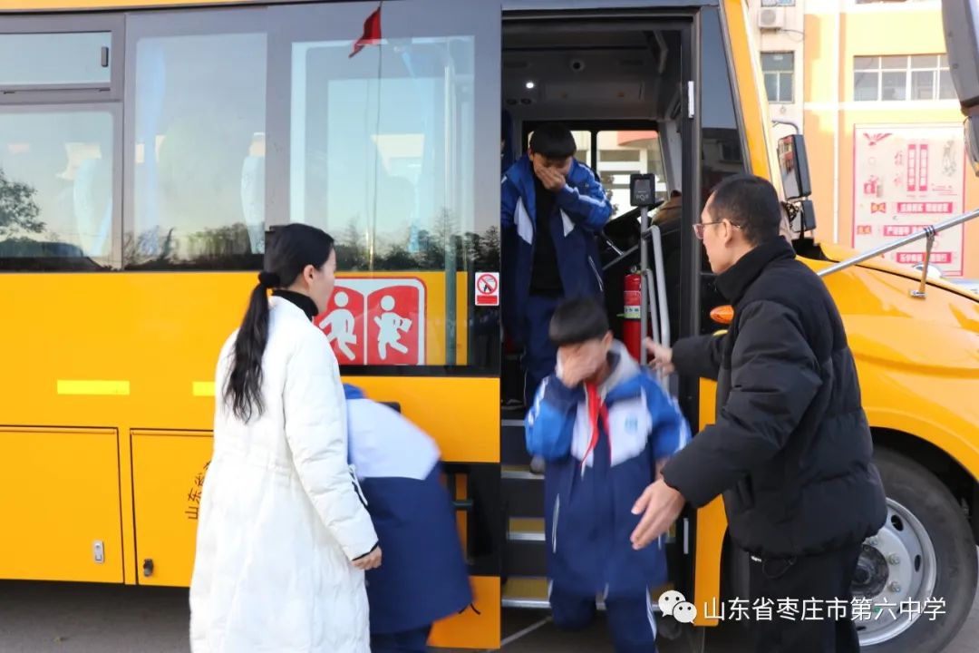 【全環境立德樹人】山東省棗莊市第六中學校車安全應急演練活動圓滿完成 圖片