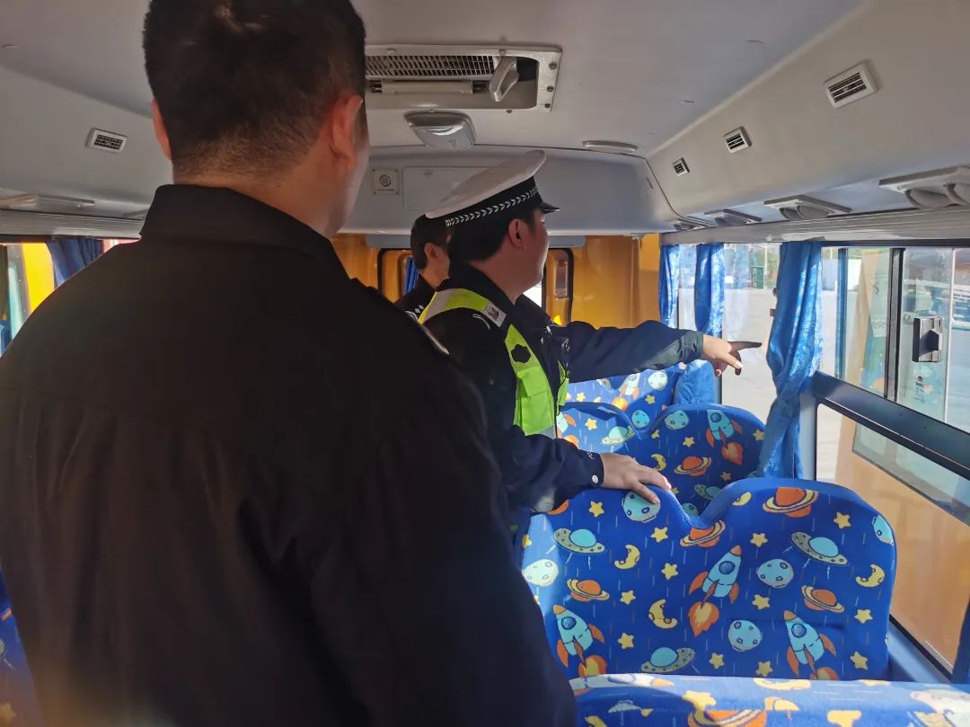 冬季行動(dòng)|南城公安交警聯(lián)合縣教體局、交通局深入開展校車大檢查 圖片