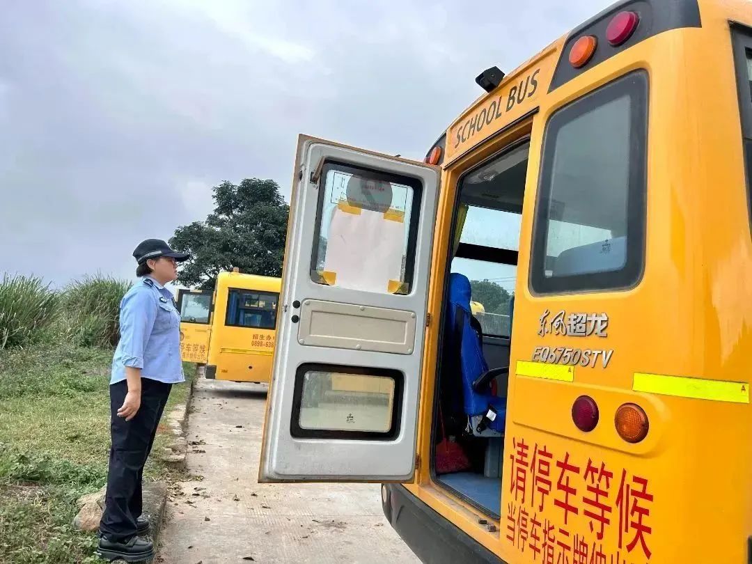 定安公安交警把好校車安全關(guān) 護(hù)航學(xué)生平安路 | “護(hù)苗”行動(dòng) 定安公安交警把好校車安全關(guān) 護(hù)航學(xué)生平安路 | “護(hù)苗”行動(dòng)