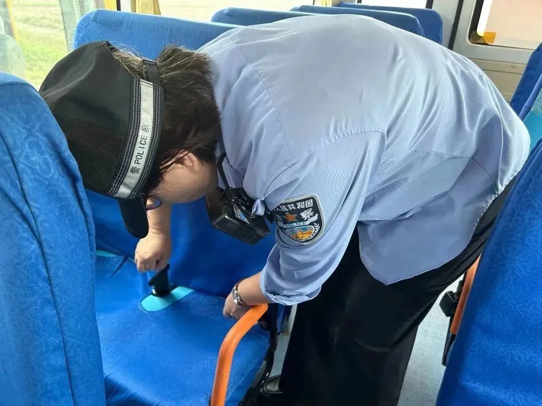 定安公安交警把好校車安全關(guān) 護(hù)航學(xué)生平安路 | “護(hù)苗”行動(dòng) 定安公安交警把好校車安全關(guān) 護(hù)航學(xué)生平安路 | “護(hù)苗”行動(dòng)