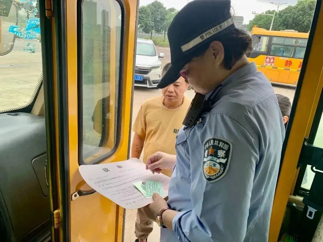 定安公安交警把好校車安全關(guān) 護(hù)航學(xué)生平安路 | “護(hù)苗”行動(dòng) 定安公安交警把好校車安全關(guān) 護(hù)航學(xué)生平安路 | “護(hù)苗”行動(dòng)