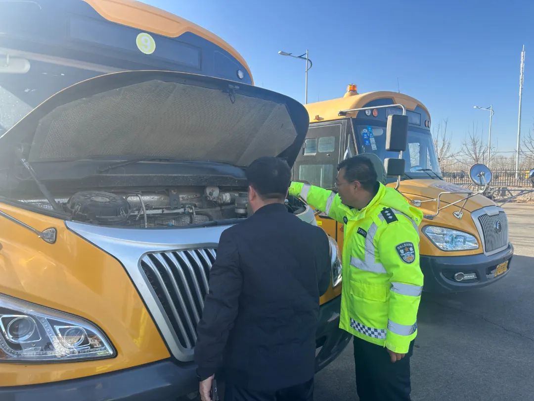 林西交警:把好校車安全關 護航學生平安路 圖片