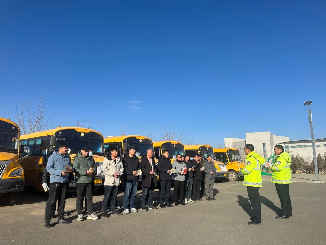 林西交警:把好校車安全關 護航學生平安路 圖片