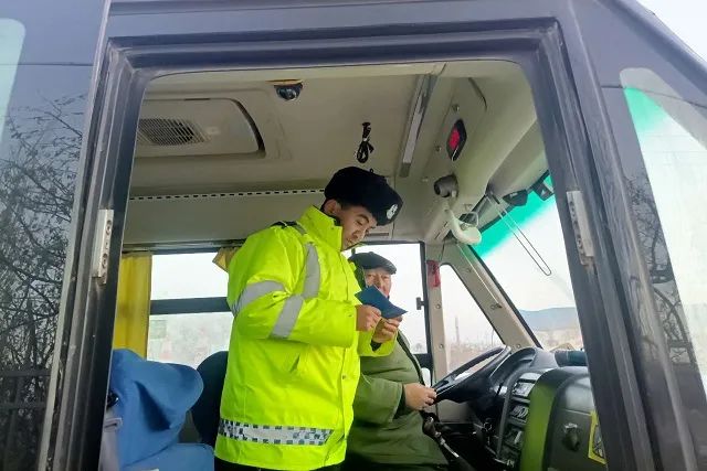 冬季整治丨哈密交警開(kāi)展校車安全檢查,擰緊冬季校車出行“安全閥” 圖片