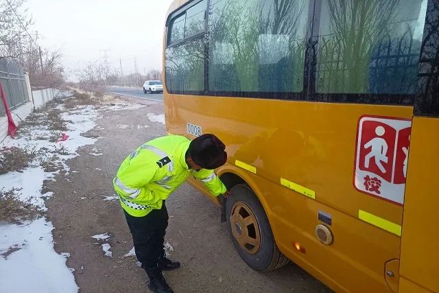 冬季整治丨哈密交警開(kāi)展校車安全檢查,擰緊冬季校車出行“安全閥” 圖片