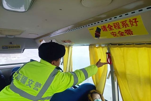 冬季整治丨哈密交警開(kāi)展校車安全檢查,擰緊冬季校車出行“安全閥” 圖片
