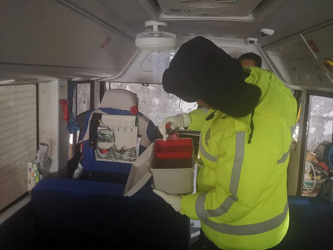 五家渠墾區公安局交警大隊開展校車安全大檢查,筑牢平安上學路! 圖片