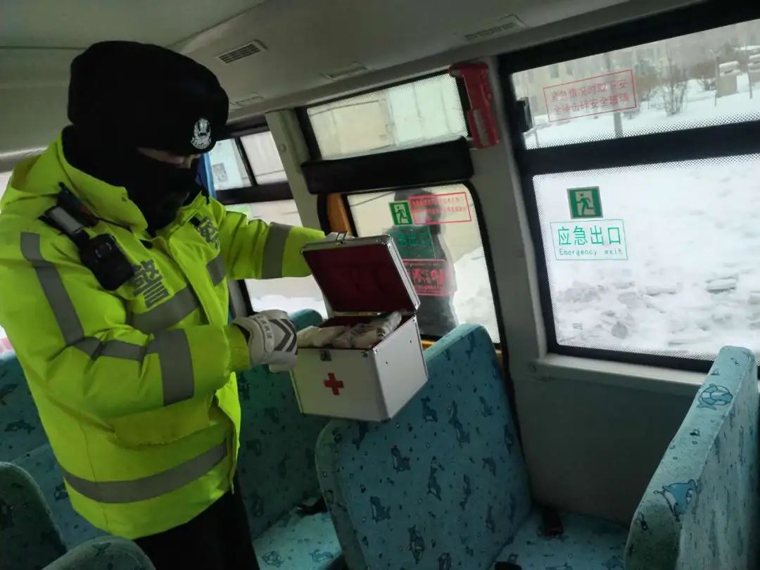 五家渠墾區公安局交警大隊開展校車安全大檢查,筑牢平安上學路! 圖片