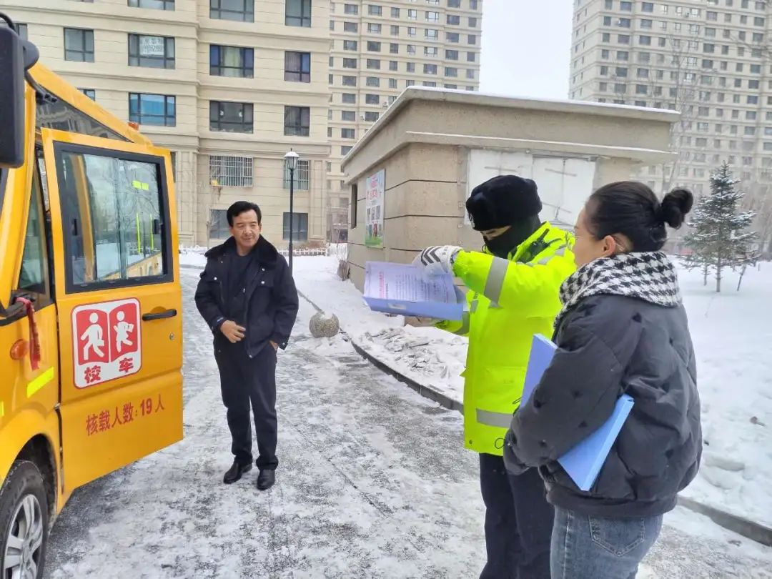 五家渠墾區公安局交警大隊開展校車安全大檢查,筑牢平安上學路! 圖片