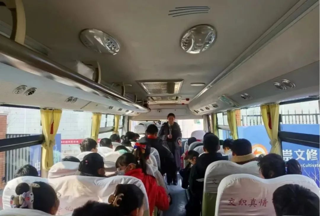 全環(huán)境立德樹人|“演練不松懈 安全伴我行”校車應(yīng)急逃生演練活動(dòng) 圖片