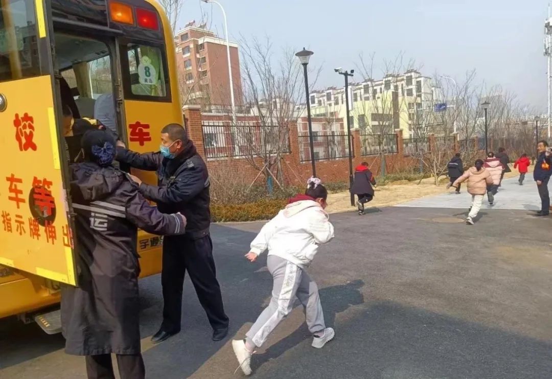 全環(huán)境立德樹人|“演練不松懈 安全伴我行”校車應(yīng)急逃生演練活動(dòng) 圖片