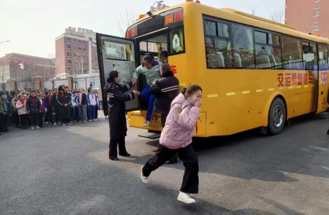 全環(huán)境立德樹人|“演練不松懈 安全伴我行”校車應(yīng)急逃生演練活動(dòng) 全環(huán)境立德樹人|“演練不松懈 安全伴我行”校車應(yīng)急逃生演練活動(dòng)