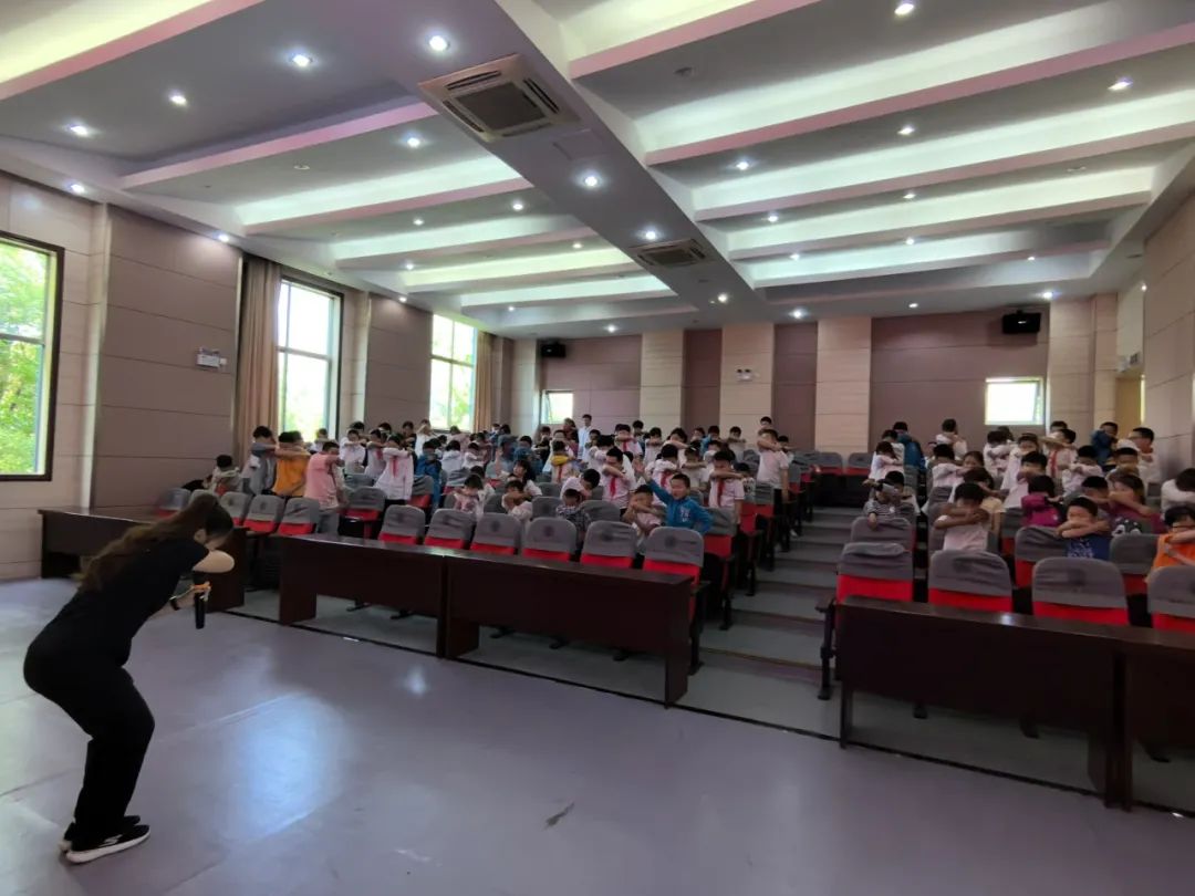 護(hù)航學(xué)生“出行路”——張澤中小學(xué)校開展校車應(yīng)急疏散演練