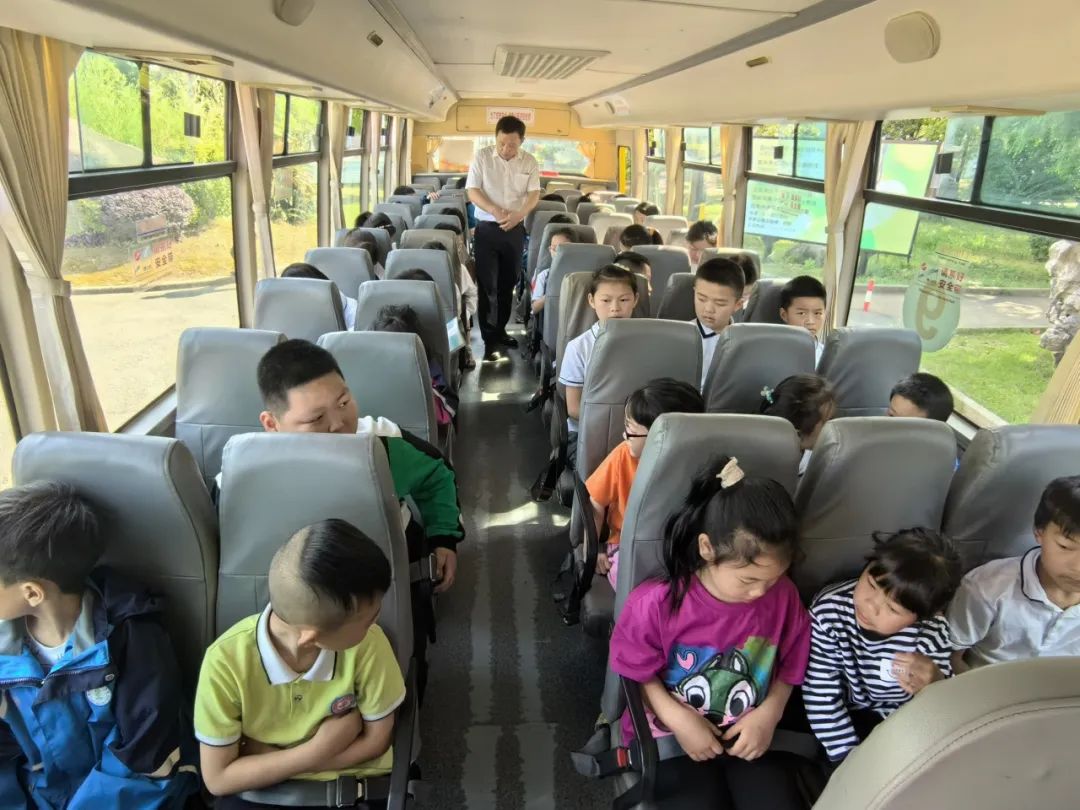 護(hù)航學(xué)生“出行路”——張澤中小學(xué)校開展校車應(yīng)急疏散演練