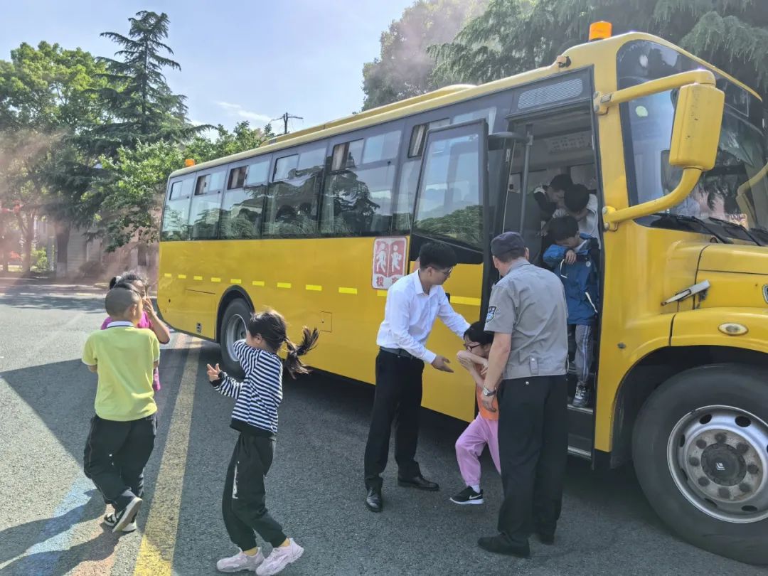 護(hù)航學(xué)生“出行路”——張澤中小學(xué)校開展校車應(yīng)急疏散演練