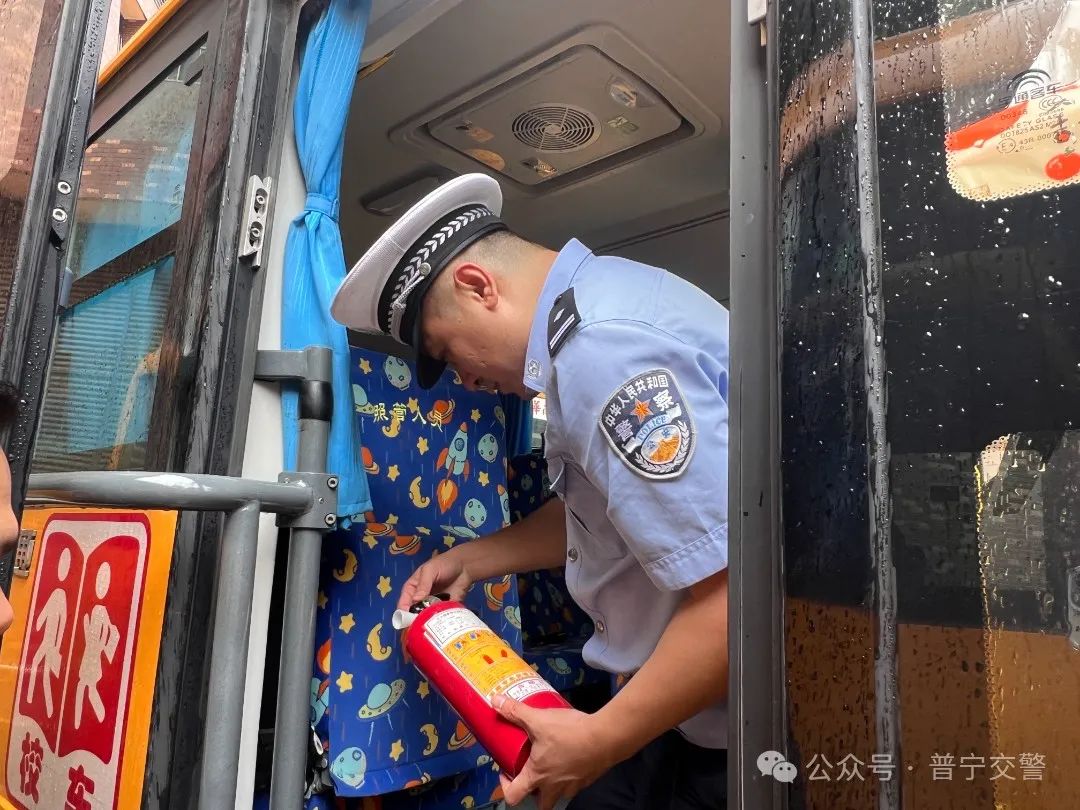 法潤(rùn)平安 文明相伴 | 為校車安全出行“加碼” 筑牢校車安全“堡壘”