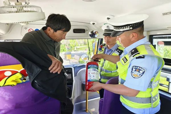 安全生產月 | 暑假即將來臨 阿勒泰交警強化校車安全“大檢查” 擰緊校車出行“安全閥” 圖片