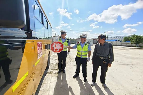 安全生產月 | 暑假即將來臨 阿勒泰交警強化校車安全“大檢查” 擰緊校車出行“安全閥” 圖片