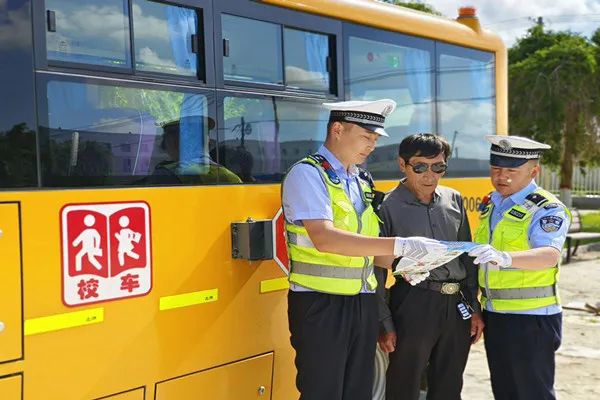 安全生產月 | 暑假即將來臨 阿勒泰交警強化校車安全“大檢查” 擰緊校車出行“安全閥” 圖片