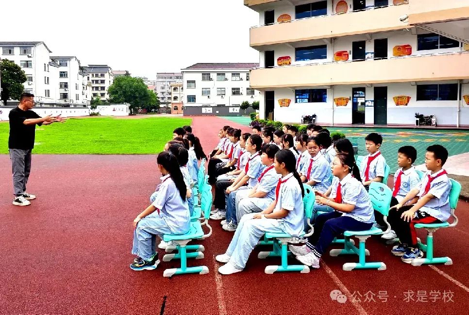 校車安全 警鐘長(zhǎng)鳴 圖片