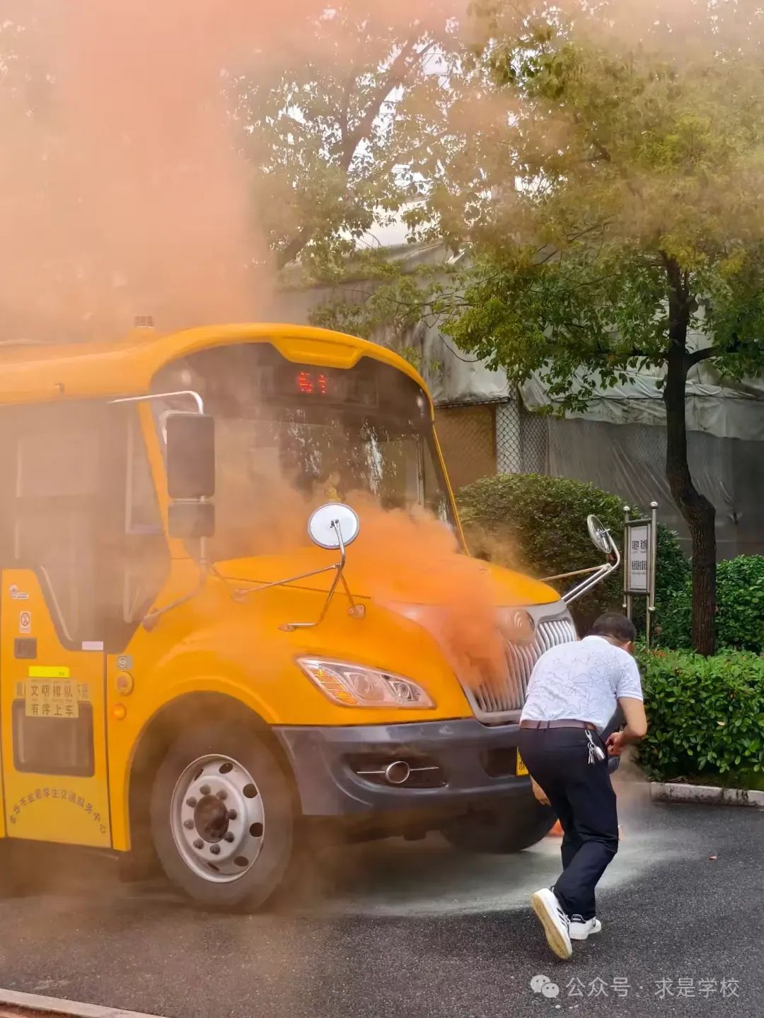 校車安全 警鐘長(zhǎng)鳴 圖片