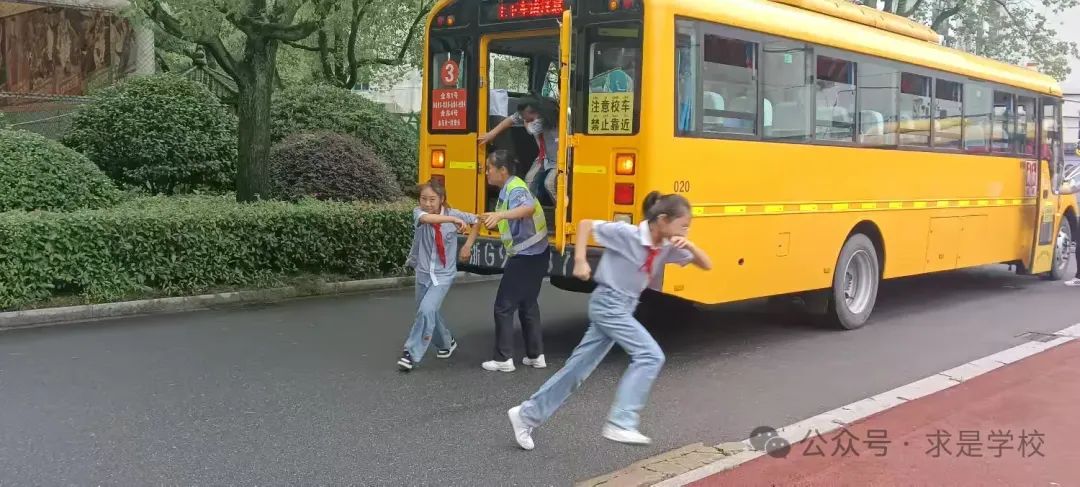 校車安全 警鐘長(zhǎng)鳴 圖片