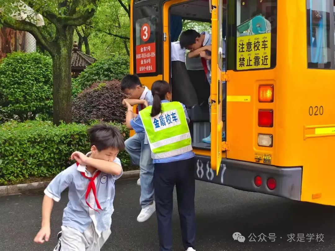 校車安全 警鐘長(zhǎng)鳴 圖片