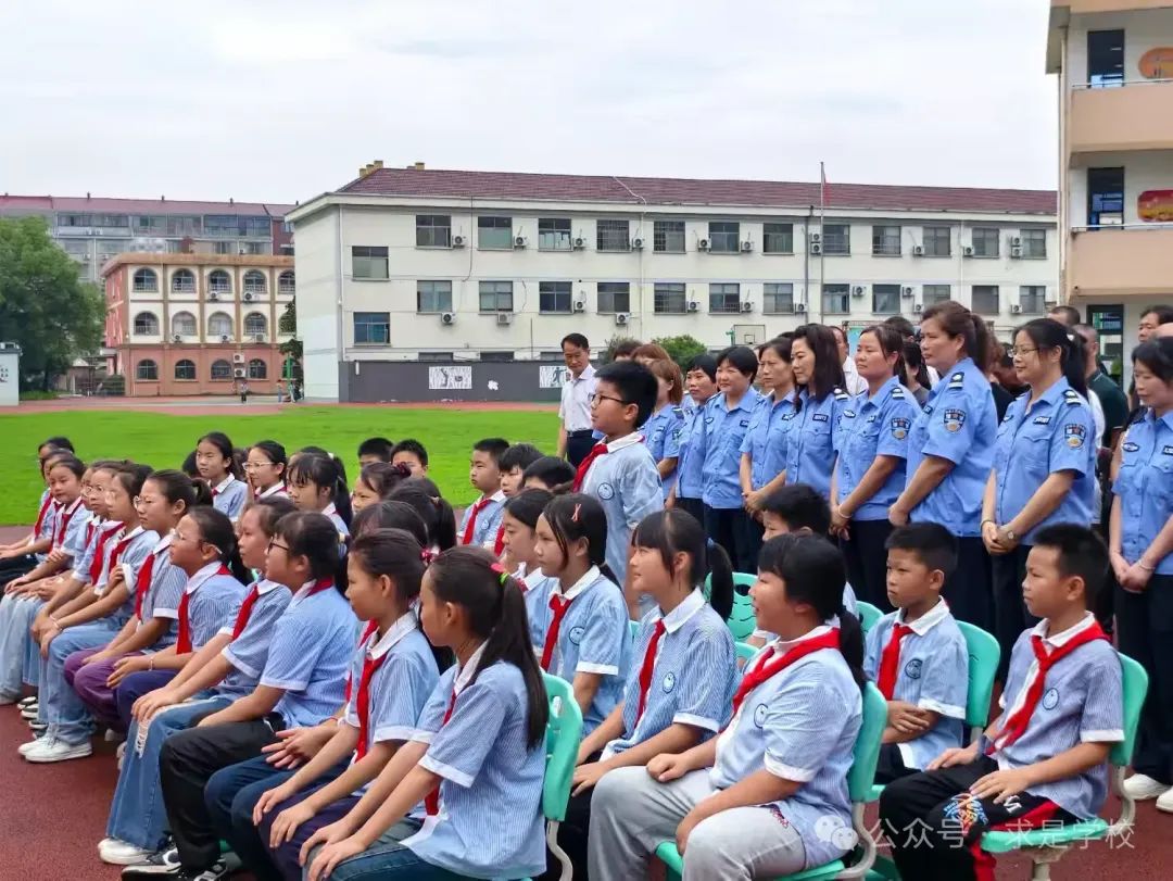 校車安全 警鐘長(zhǎng)鳴 圖片