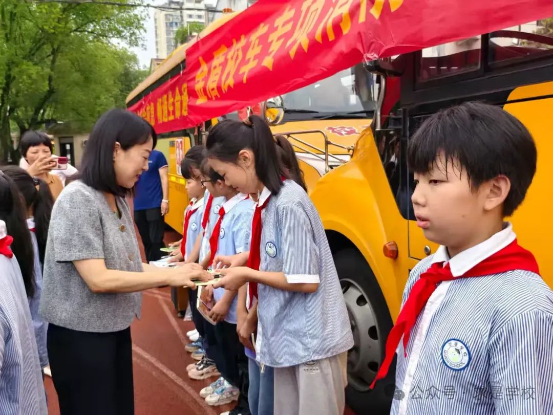 校車安全 警鐘長(zhǎng)鳴 圖片