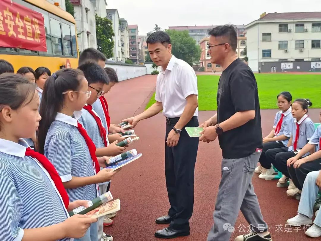 校車安全 警鐘長(zhǎng)鳴 圖片