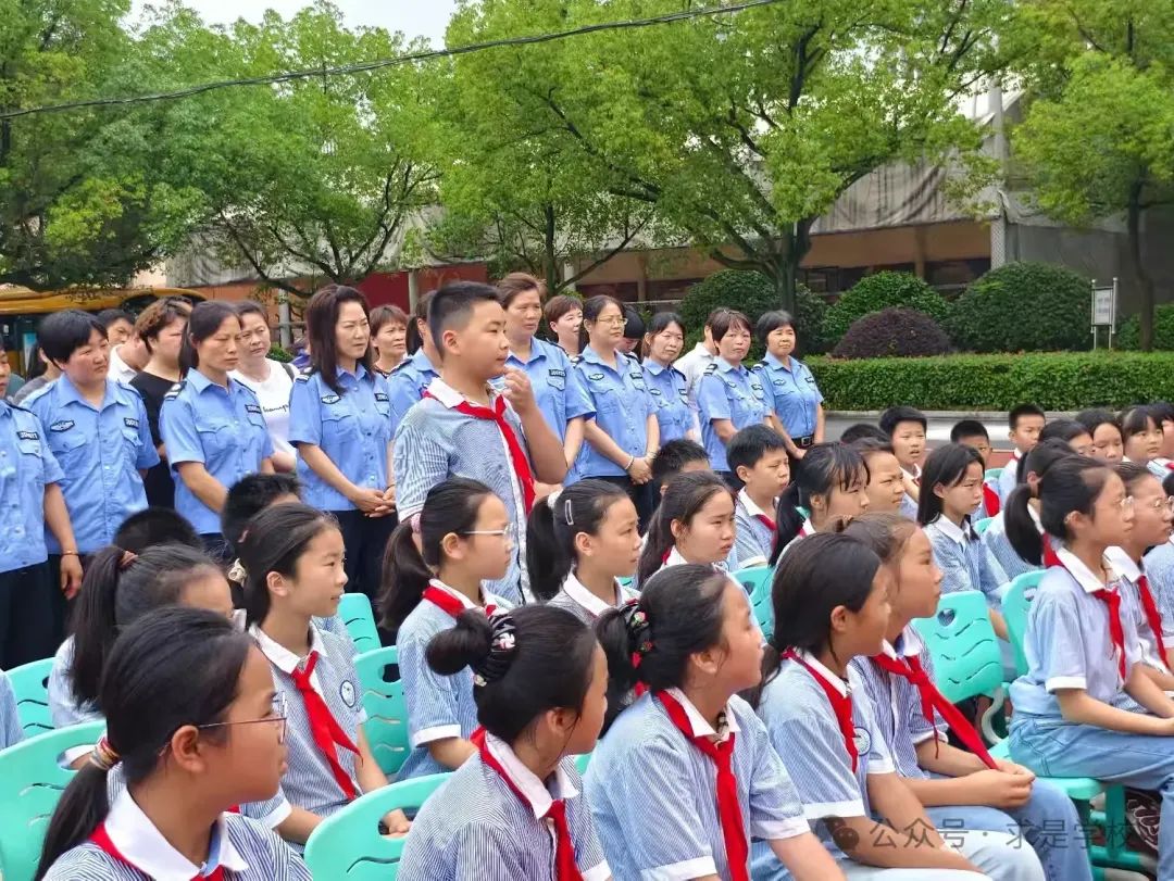 校車安全 警鐘長(zhǎng)鳴 圖片