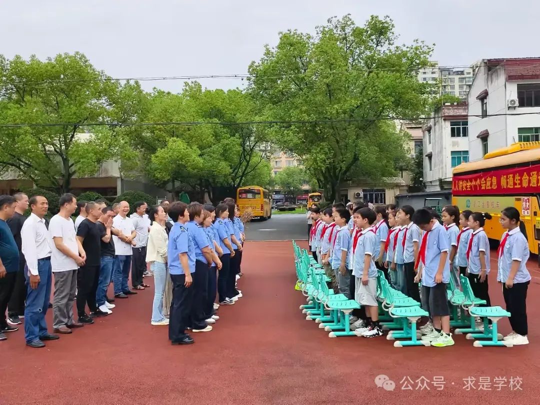 校車安全 警鐘長(zhǎng)鳴 圖片