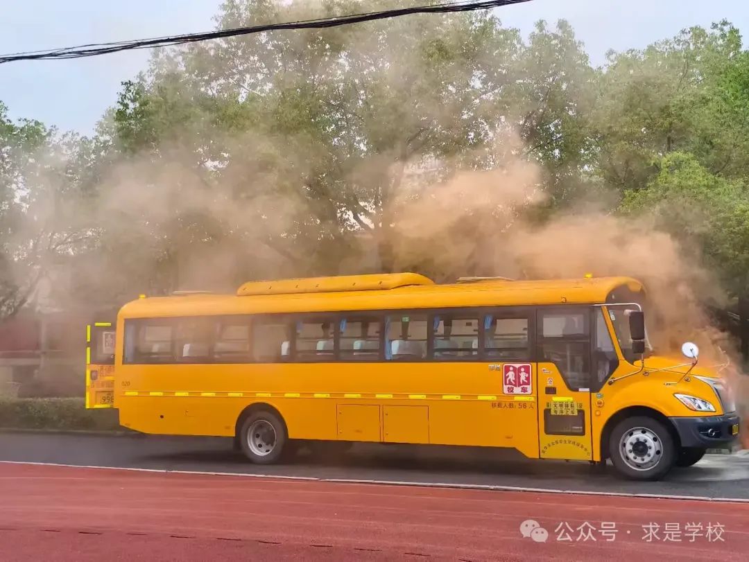 校車安全 警鐘長(zhǎng)鳴 圖片