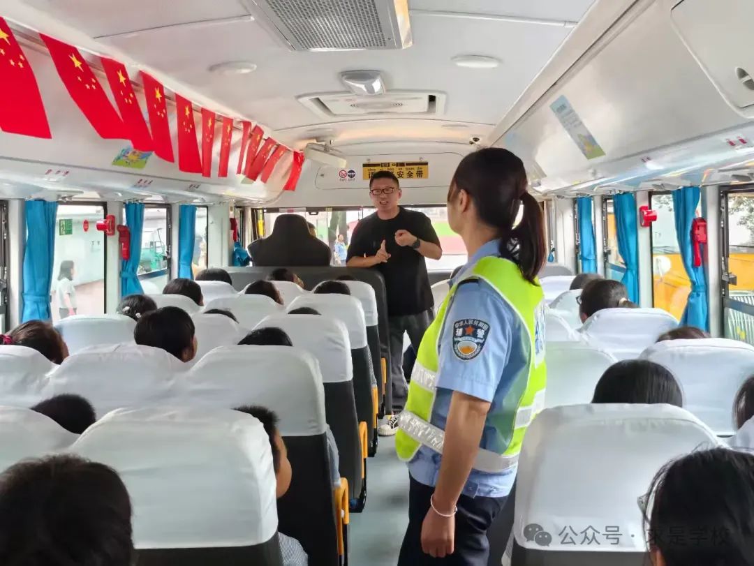 校車安全 警鐘長(zhǎng)鳴 圖片