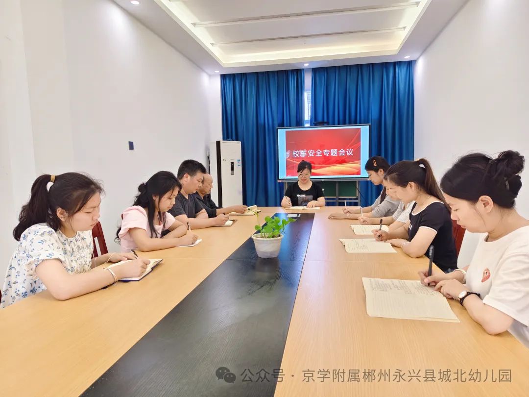 【校車(chē)安全】“以練促防·安全護(hù)航”——城北幼兒園校車(chē)安全應(yīng)急演練 圖片