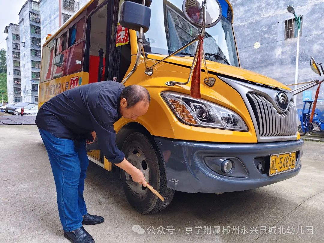 【校車(chē)安全】“以練促防·安全護(hù)航”——城北幼兒園校車(chē)安全應(yīng)急演練 圖片