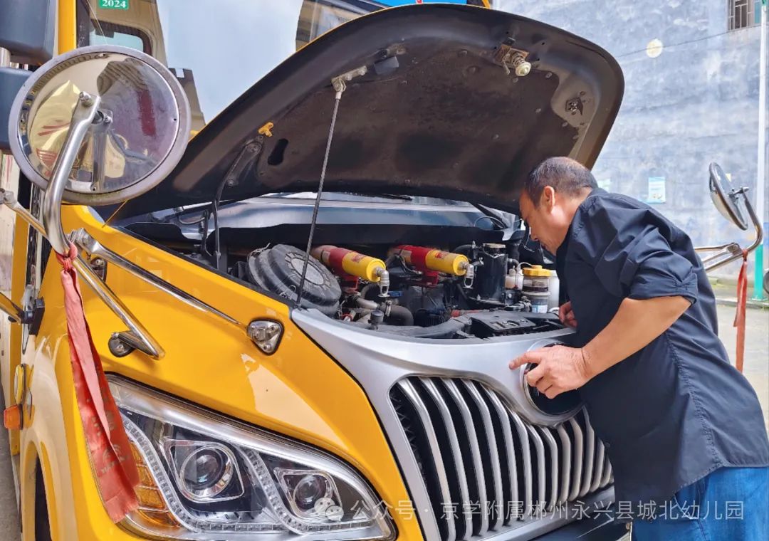 【校車(chē)安全】“以練促防·安全護(hù)航”——城北幼兒園校車(chē)安全應(yīng)急演練 圖片