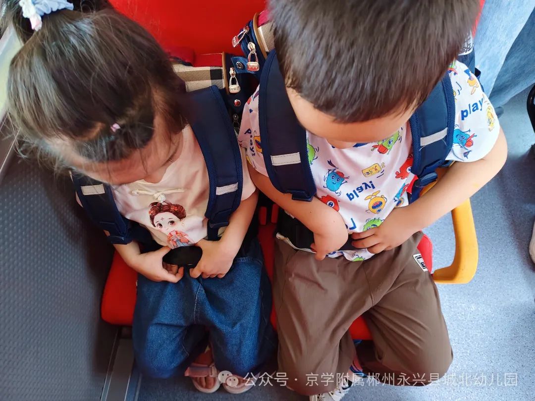 【校車(chē)安全】“以練促防·安全護(hù)航”——城北幼兒園校車(chē)安全應(yīng)急演練 圖片