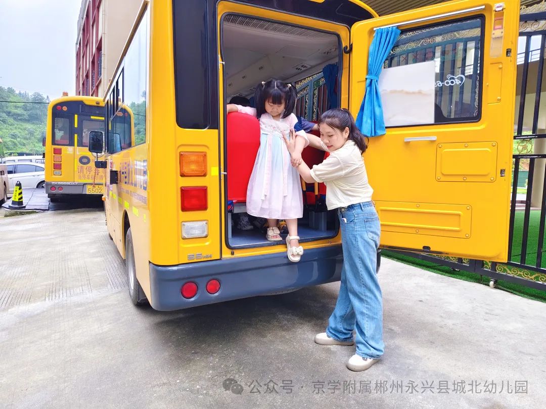 【校車(chē)安全】“以練促防·安全護(hù)航”——城北幼兒園校車(chē)安全應(yīng)急演練 圖片